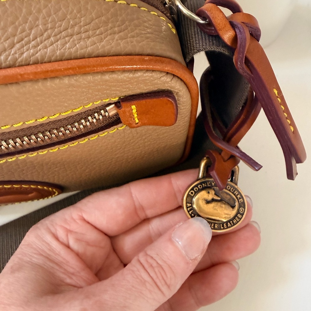Dooney & Bourke camera Bag - Picture 5 of 5